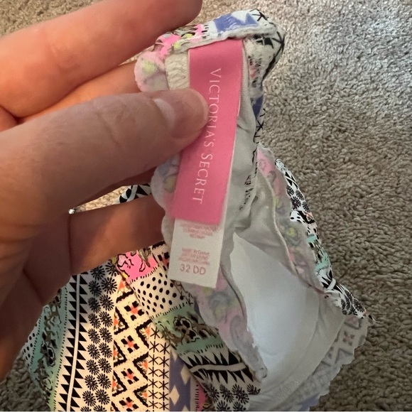 Women’s Victoria’s Secret multi-colored ruffle detail bikini top size 32DD - Picture 4 of 4